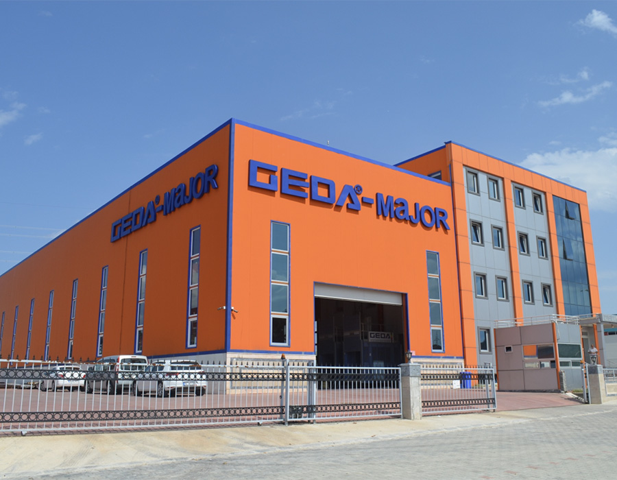 With an 80-year manufacturing history in Germany, GEDA has become a symbol of expertise and quality in construction machinery. Its extensive product range is divided into four groups: 'temporary', 'permanent', 'special' solutions, and 'service'. The product lineup spans from the simplest rope hoists to elevators used for the safe transportation of people and materials. This includes numerous load-bearing accessories and platform alternatives.