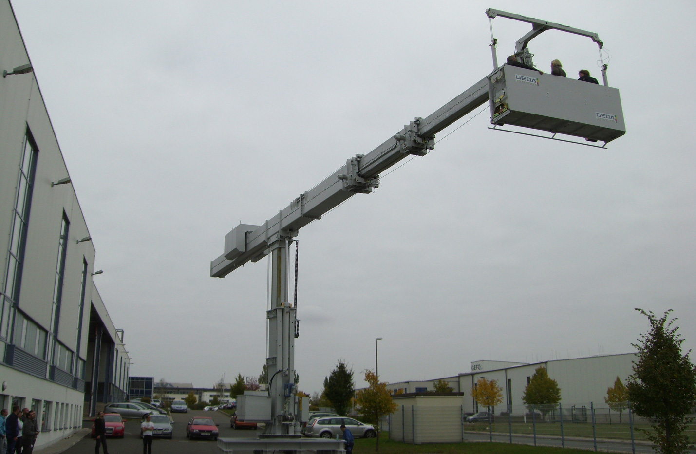 DT types have telescopic jib and telescopic mast, designed with medium and long outreaches. Telescopic mast is necessary for visible parking on the terrace and to pass platform over paraphet.
Telescopic jib is necessary to reach different distances on facades with elevation difference.