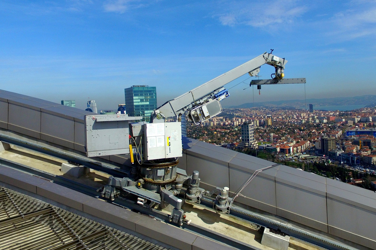 Machines with one or more features are called SO type. SO types can have telescopic or fixed jib and telescopic, fixed or luffing mast, designed with small, medium and long outreaches.
Systems are located on building terraces, buildings up to 320 m height. This system can be designed with multilayer drum hoisting unit or platform mounted hoisting unit.