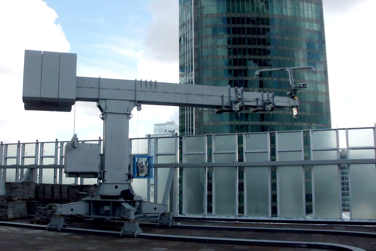 TH types have telescopic jib and fixed mast, designed with medium and long outreaches. Telescopic jib is necessary to reach different distances on facades with elevation difference. Systems are located on building terraces, buildings up to 320 m height.