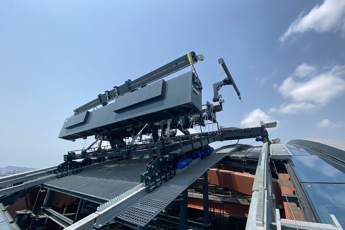 A track system equipped with a rack and pinion mechanism that allows the machine to traverse on roofs with a slope greater than 3%. This system enables the machine to move to the desired location in three dimensions