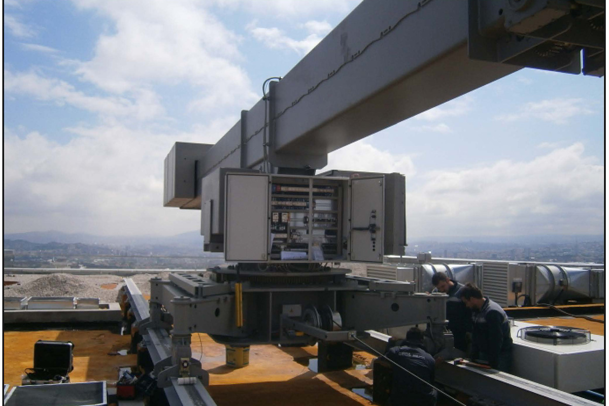 The Machine is running on the building with HEB, HEA, IPN, iPE rails which are anchored on the roof terrace. 
