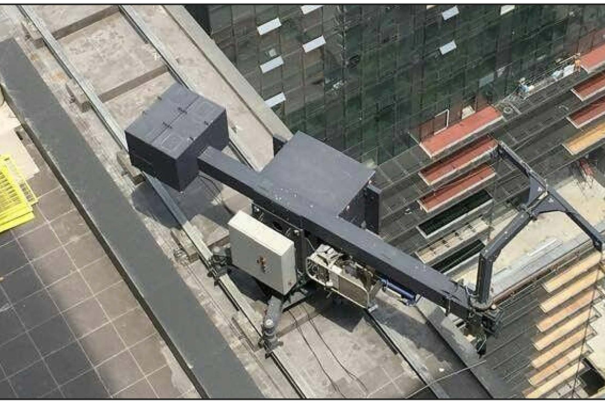 The Machine is running on the building with HEB, HEA, IPN, iPE rails which are anchored on the roof terrace. 