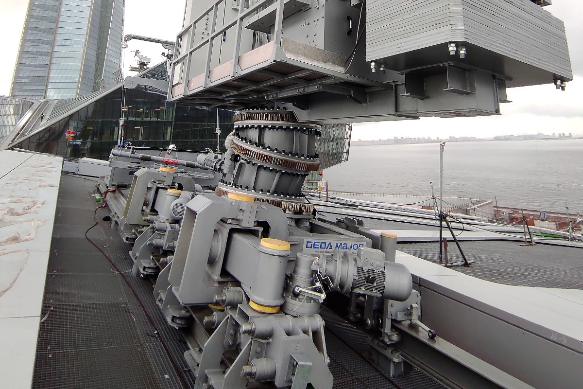 A track system equipped with a rack and pinion mechanism that allows the machine to traverse on roofs with a slope greater than 3%. This system enables the machine to move to the desired location in three dimensions