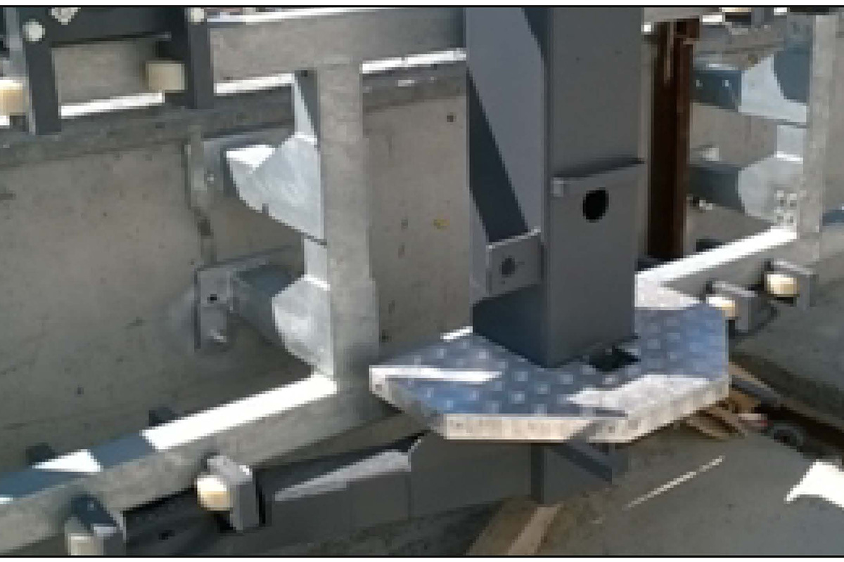 This paraphet mounted machine system can be used , where applicable,when there is not enough space to make a track rail or L-Guide on the roof of the building. in this case, the paraphet should be
strong enough.