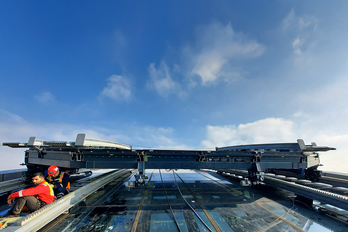 Automatic cover systems integrated into the facade to store the machine. When the machine reaches the parking area, the covers are closed, ensuring that the building's perfect exterior appearance is preserved.