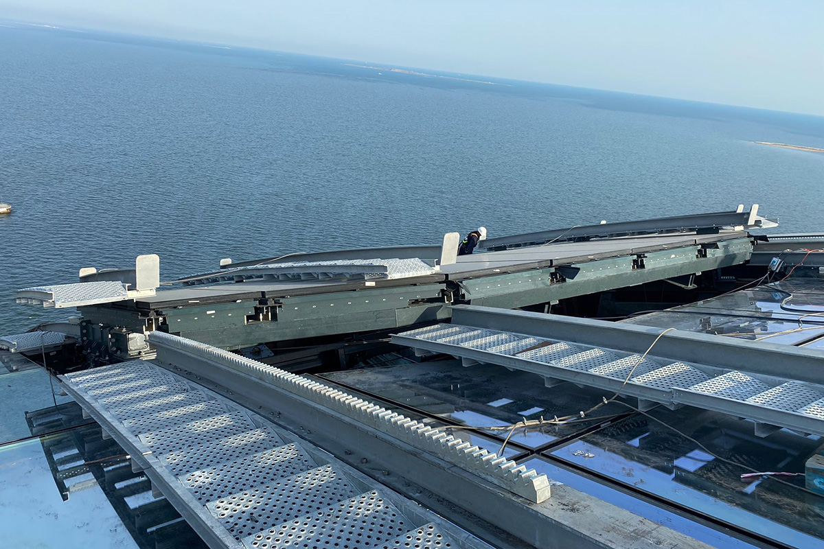 Automatic cover systems integrated into the facade to store the machine. When the machine reaches the parking area, the covers are closed, ensuring that the building's perfect exterior appearance is preserved.