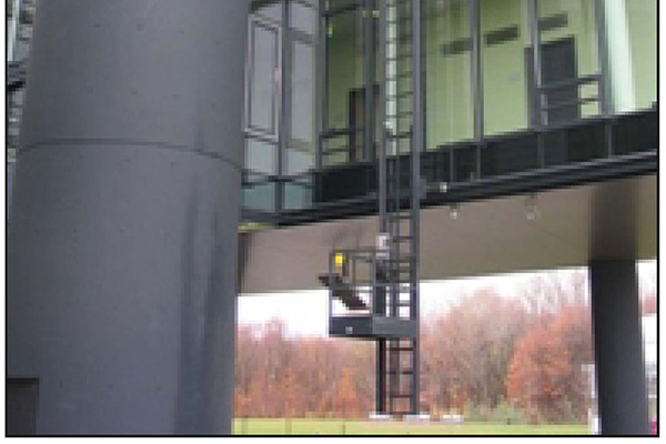 Faca de ladders allow vertically and horizontally movements across the whole facade. Control is carried out using the manual control or the winch drive. The platform can be made move manually using a rope winch as well as electrically using a through running winch.