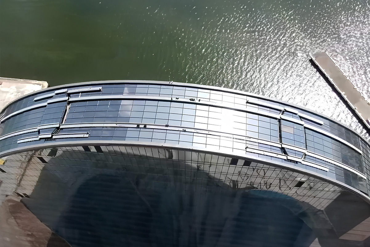 Automatic cover systems integrated into the facade to store the machine. When the machine reaches the parking area, the covers are closed, ensuring that the building's perfect exterior appearance is preserved.